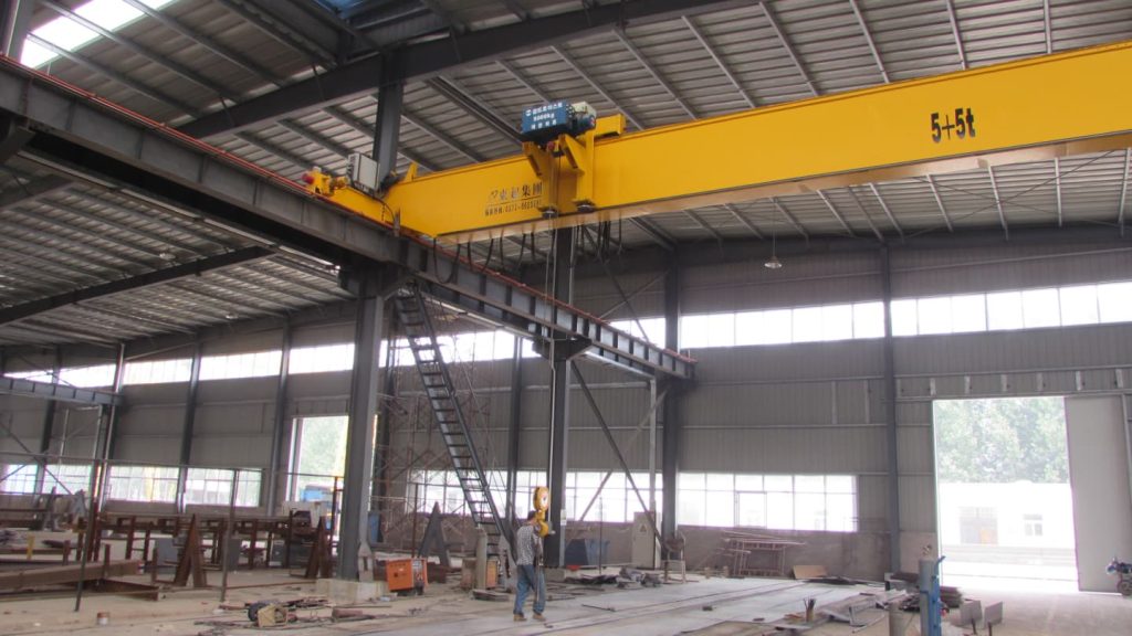 Operation scene of LDP bridge crane in low-rise factory building