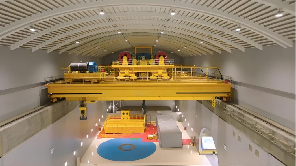 The bridge crane at the hydropower station is used to lift heavy equipment